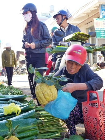 Những quả bòng, quả bưởi chín vàng luôn là lựa chọn để bày mâm ngũ quả