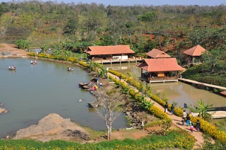 Không gian thanh bình với ao sen, giàn bầu, ruộng lúa...là nét nổi bật tại khu du lịch Ko Tam