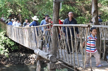 Cầu treo vẫn là sản phâm du lịch thu hút du khách