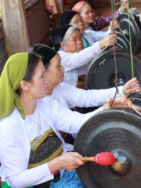 Đội chiêng làng Mường hào hứng với bài chiêng 