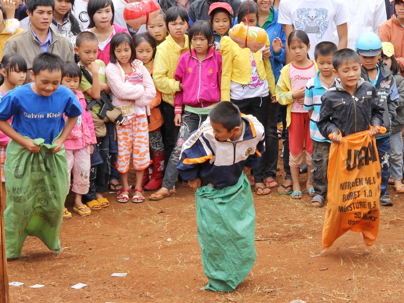 Các em nhỏ lại sôi động với nhảy bao bố