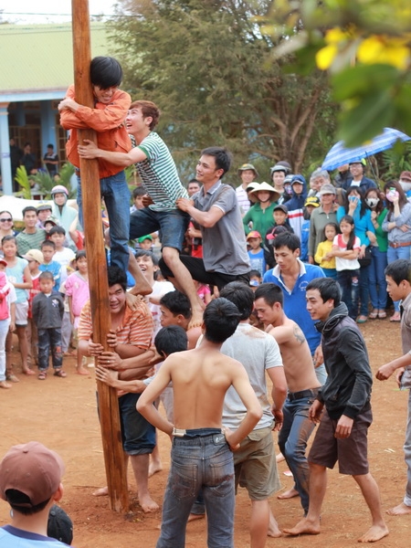 Thu hút đông đảo người chơi nhất có lẽ là trò leo cột mỡ