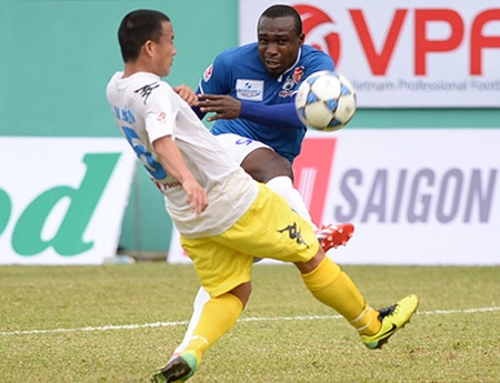 Timothy (áo xanh) lập hattrick, giúp HA.Gia Lai có chiến thắng đầu tiên tại V-League 2014