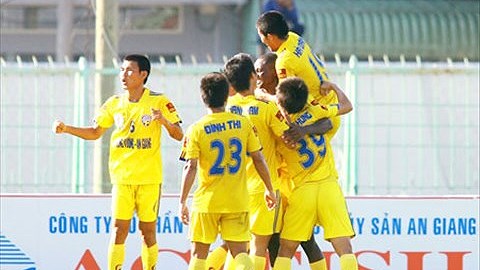 Các cầu thủ HV An Giang vẫn chưa tể tìm được niềm vui sau 4 vòng đấu của V-League 2014