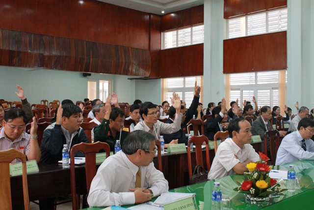 Đại biểu HĐND TP.Buôn Ma Thuột biểu quyết thông qua Nghị quyết miễn nhiệm chức vụ Chủ tịch UBND thành phố đối với ông Trần Vĩnh Cảnh.
