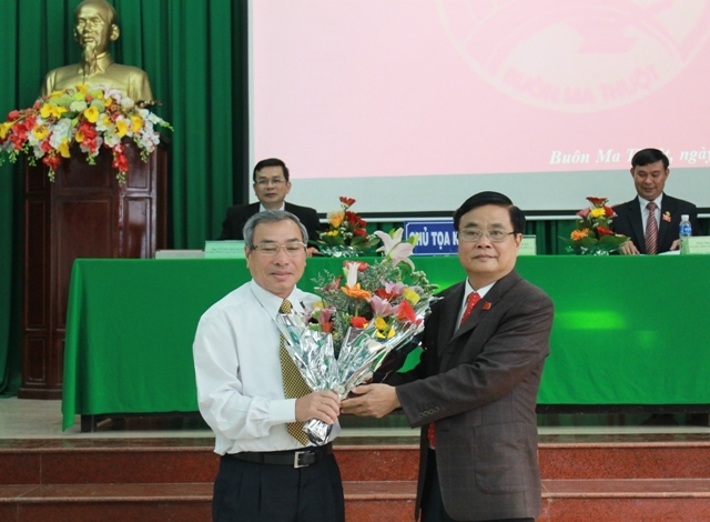 Chủ tịch HĐND TP.Buôn Ma Thuột Huỳnh Ngọc Luân tặng hoa ông Nguyễn Anh Dũng, tân Chủ tịch UBND thành phố.