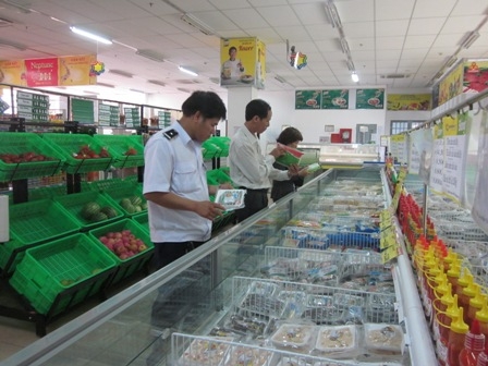 Đoàn kiểm tra liên ngành về VSATTP tỉnh kiểm tra chất lượng thực phẩm tại một cơ sở kinh doanh trên địa bàn TP. Buôn Ma Thuột. 