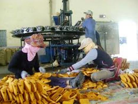 CN da giày ở Dak Lak vẫn chưa phát triển mạnh (Trong ảnh: sản xuất giày dép tại Cụm công nghiệp Ea Dah)