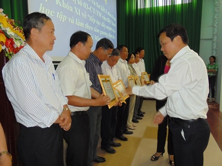 Bí thư Thành uỷ Nguyễn Viết Tượng trao giấy khen tặng các tập thể, cá nhân có thành tích trong học tập và làm theo tấm gương đạo đức Hồ Chí Minh