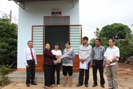 Lãnh đạo huyện Cư Kuin trao nhà tình nghĩa cho người dân 