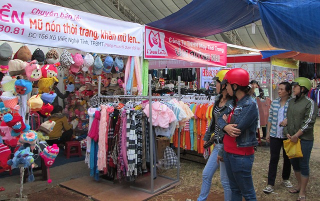 Tham quan tại hội chợ thương mại Dak Lak 2013