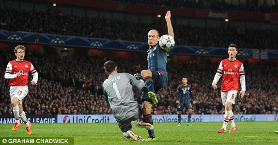 Tình huống Szczesny phạm lỗi với Robben trong vòng cấm Arsenal