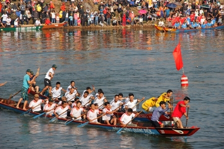 Lễ hội đua thuyền truyền thống  trên Hồ Sen (thị trấn Buôn Trấp,  huyện Krông Ana).