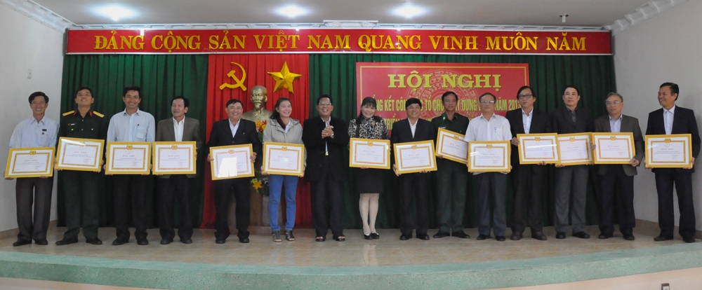 Tặng bằng khen 14 đơn vị hoàn thành xuất sắc nhiệm vụ trong năm 2013