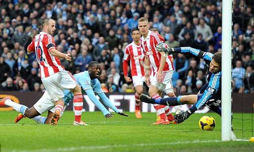 Man City (áo xanh) rất vất vả mới giành được chiến thắng trước Stoke