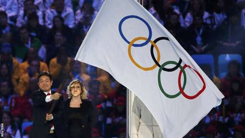 Thị trưởng PyeongChang, Seok Rae Lee đón lá cờ Olympic