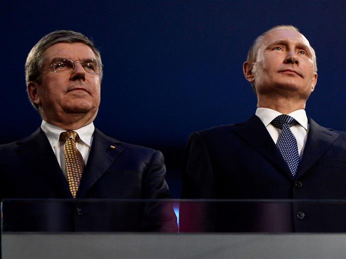 Chủ tịch ủy ban Olympic quốc tế Thomas Bach (trái) và Tổng thống Nga - Vladimir Putin (phải) tham dự lễ bế mạc Olympic Sochi