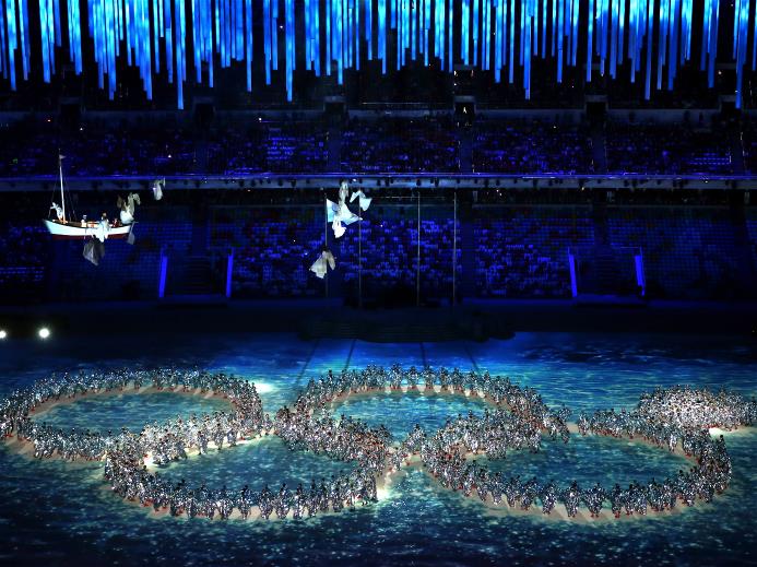 Một màn trình diễn kết hợp giữa truyền thống là điệu múa bale cùng công nghệ 3D hiện đại được nước chủ nhà Nga kết hợp trong lễ bế mạc.