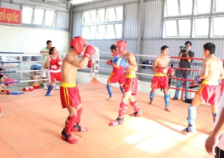 Các võ sĩ đội tuyển Kick – boxing Dak Lak trong 1 buổi tập.