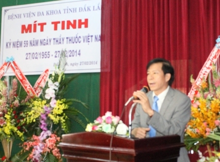 Thầy thuốc ưu tú Bùi Trường Phong, Giám đốc Bệnh viện Đa khoa tỉnh ôn lại truyền thống của ngành.