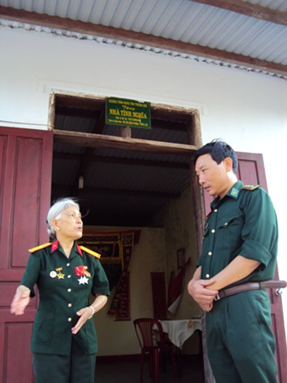 Bà Nguyễn Thị Châu với niềm vui trong ngôi nhà “Mái ấm cho người nghèo nơi biên giới” do Bộ đội Biên phòng xây tặng.