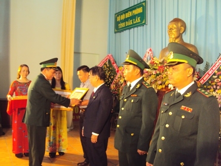 Tặng Kỷ niệm chương của Bộ Tư lệnh Bộ đội Biên phòng cho các cá nhân.