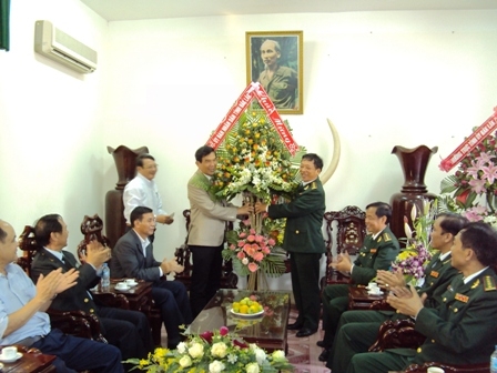 Phó Bí thư, Chủ tịch UBND tỉnh Hoàng Trọng Hải tặng hoa chúc mừng cán bộ, chiến sĩ biên phòng Dak Lak nhân kỷ niệm Ngày truyền thống.
