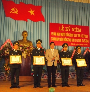 Phó Bí thư, Chủ tịch UBND tỉnh Hoàng Trọng Hải trao Bằng khen cho các tập thể, cá nhân đạt  danh hiệu thi đua Quyết thắng năm 2014.