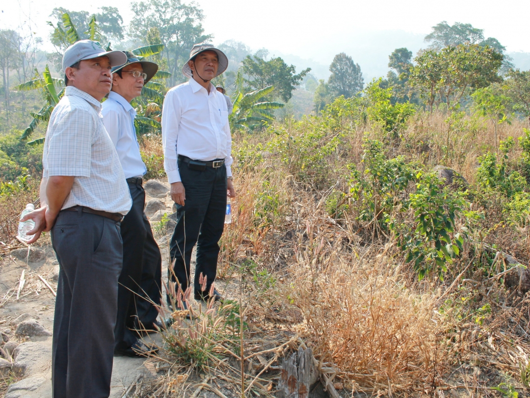 Đồng chí Hoàng Trọng Hải, Chủ tịch UBND tỉnh (ngoài cùng, bên phải) kiểm tra thực tế các điểm du lịch của huyện Lak