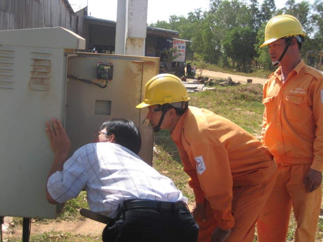 Cán bộ Công ty Điện lực Dak Lak kiểm tra việc sử dụng điện của khách hàng. 