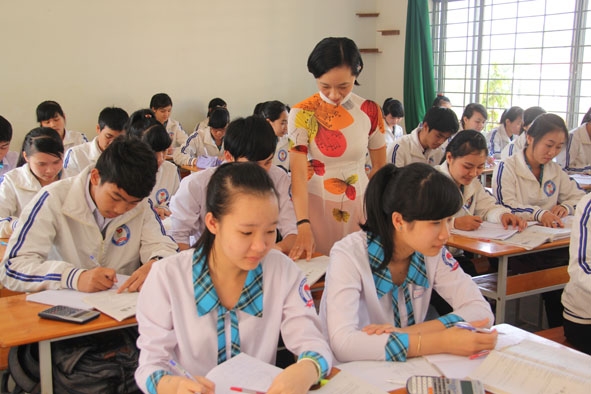 Đều đặn mỗi buổi chiều, cô Đa dạy phụ đạo cho học sinh lớp 12 để chuẩn bị thi tốt nghiệp.