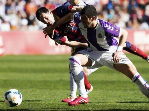 Lối chơi phòng ngự số đông đã giúp Valladolid áp chế được hoàn toàn những đường lên bóng của Barca