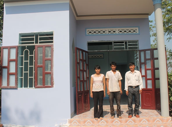 Căn nhà  đại đoàn kết của gia đình anh Y Son Bkrông  được hỗ trợ xây dựng, bàn giao đúng dịp  Kỷ niệm  39 năm  Chiến thắng Buôn Ma Thuột..