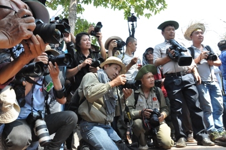 Các phóng viên, nhà báo và các nhiếp ảnh gia đang tác nghiệp tại Lễ Cúng bến nước chiều 12-3