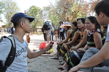 Truyền thống văn hóa của đồng bào các dân tộc Tây Nguyên đã trở thành đề tài hấp dẫn cho các nhà báo