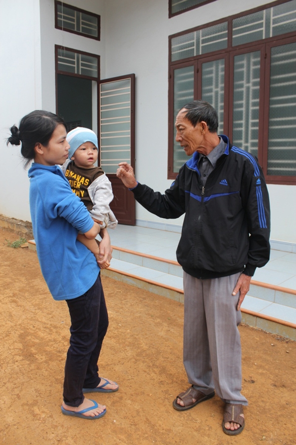 Ông Nguyễn Ước đang tư vấn cách phòng chống suy dinh dưỡng ở trẻ em cho bà mẹ trẻ. 