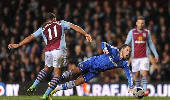 Cú ngã trên sân Villa Park có thể là cú ngã chí mạng của Chelsea