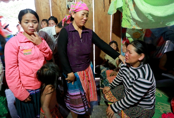 Người dân thôn  Ea Lueh đến  thăm hỏi, động viên gia đình nạn nhân.