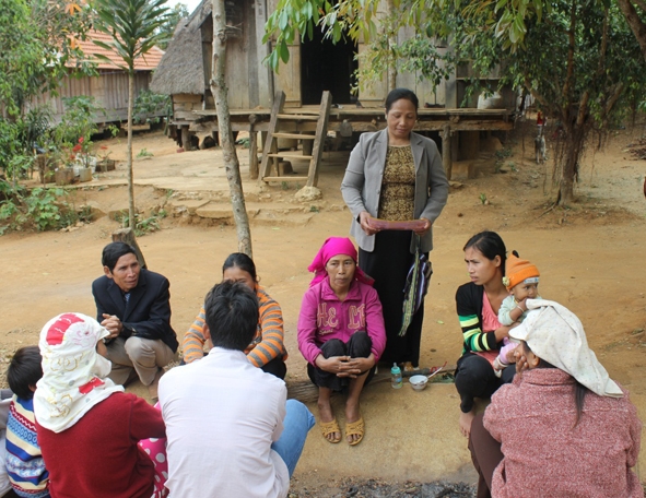 Chị H’Blăn Niê (đứng giữa), cộng tác viên dân số buôn Cư Prao đang tư vấn về cách chăm sóc sức khỏe sinh sản cho người dân.