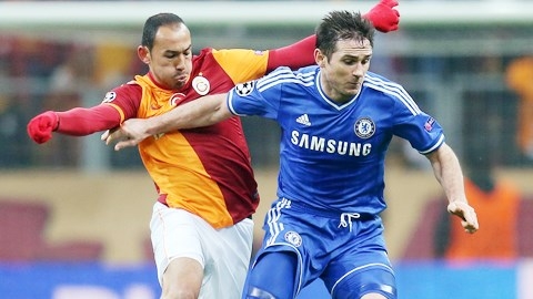 Galatasaray (trái) rất dễ mắc bẫy phòng ngự phản công của Chelsea khi phải dâng cao tìm bàn thắng