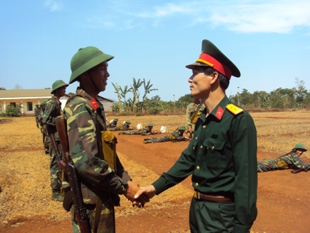 Chính ủy Trung đoàn Bộ binh 584 thăm hỏi, động viên tân binh đang huấn luyện trên thao trường.