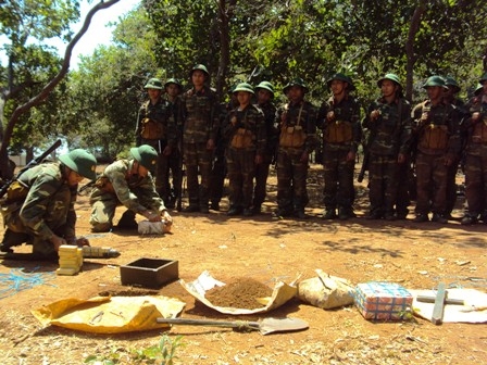 Huấn luyện kỹ thuật gói, buộc lượng thuộc nổ- nội dung khó nhất trong kỹ thuật chiến đấu bộ binh.