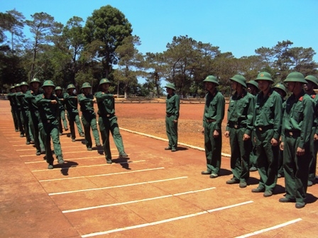 Dưới cái nắng thiêu đốt, các tân binh phải học Điều lệnh đội ngũ, rèn luyện sức chịu đựng dẻo dai.