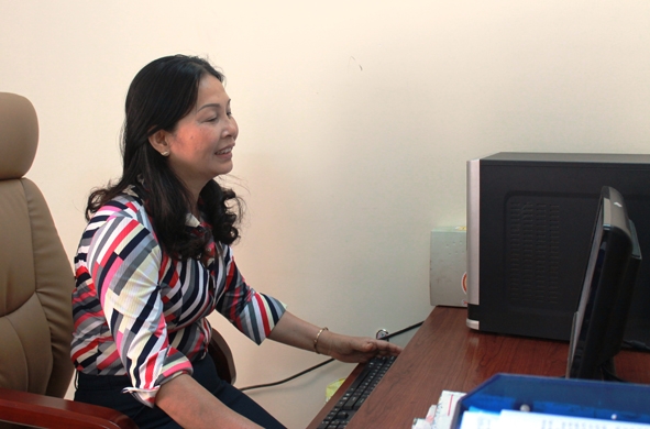 Chị Nguyễn Thị Tú Oanh luôn tích cực học hỏi  để đáp ứng nhu cầu công việc.