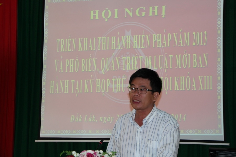 Phó Giám đốc Sở Tư pháp Bùi Hồng Quý giới thiệu về Hiến pháp năm 2013 tại Hội nghị (Ảnh: H.G)