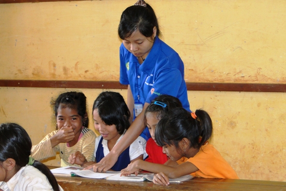 Thanh niên tình nguyện mùa hè xanh 2013 hướng dẫn các em thiếu nhi tại huyện Krông Năng học bài.