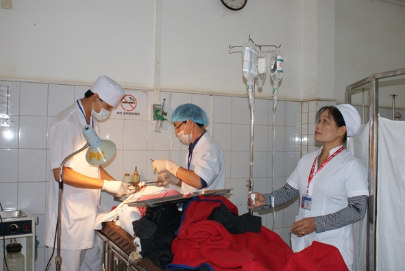 Chị Nguyễn Thị Thủy (bìa phải) cùng đồng nghiệp  cấp cứu bệnh nhân.