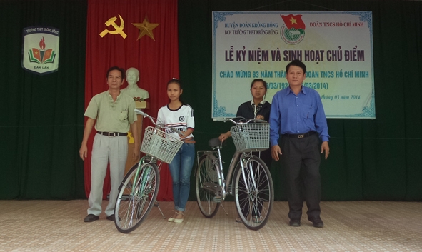 : Ban  Giám hiệu Trường THPT  Krông Bông tặng xe đạp cho học sinh nghèo  nhân  kỷ niệm  83 năm  Ngày  thành lập Đoàn TNCS Hồ Chí Minh.