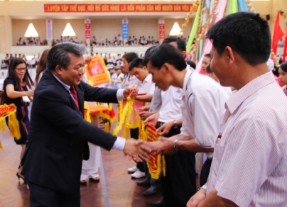 Giám đốc Sở GD-ĐT Phan Hồng tặng Cờ lưu niệm các đơn vị tham gia HKPĐ tỉnh Dak Lak- năm 2014