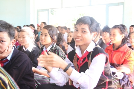 Hỗ trợ gạo kịp thời giúp học sinh vùng khó yên tâm học tập (Trong ảnh: Học sinh Trường Pổ thông dân tộc nội trú Ea H'leo trong 